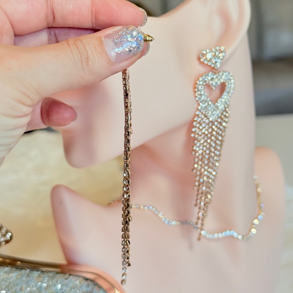 ⚜️ Classic Gold Heart Dangle Earrings - Picture 5 of 10